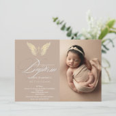 Moderne rustikale Goldtypografie Cross Foto Taufe Einladung (Stehend Vorderseite)