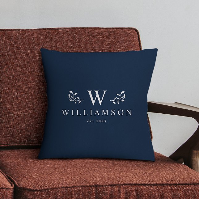 Moderne rustikale Monogramm benutzerdefinierter Fa Kissen (Minimalist, simple, and stylish, this rich dark navy blue family pillow is a perfect wedding gift)