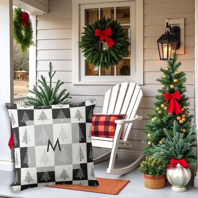 Moderne rustikale Schwarz-Weiß-Kiefern-Monogramm Kissen (Modern rustic pine trees black and white monogrammed Christmas outdoor pillow.)