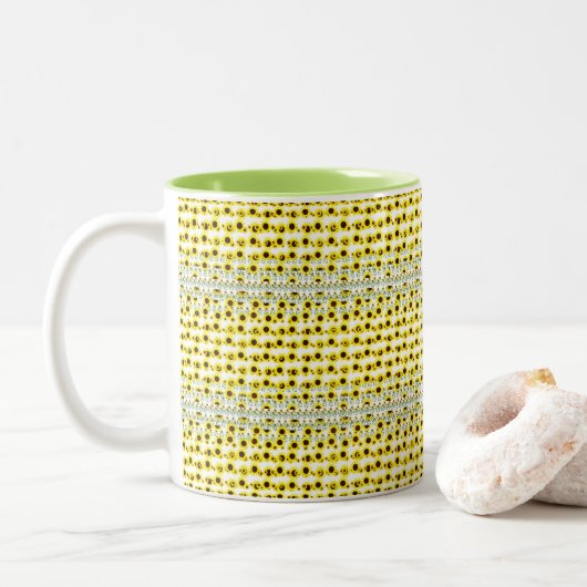 Moderne rustikale Sonnenblumenmuster Zweifarbige Tasse (Mit Donut)