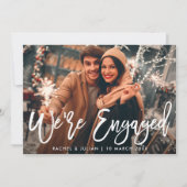 Moderne, rustikale, weiße Schrift-Foto-Verlobungsp Einladung (Vorderseite)