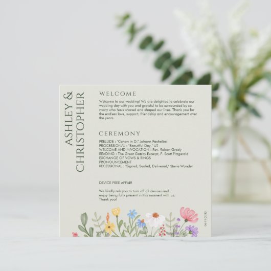 Moderne Rustikale Wildblume Soft Sage Wedding Programm (Stehend Vorderseite)