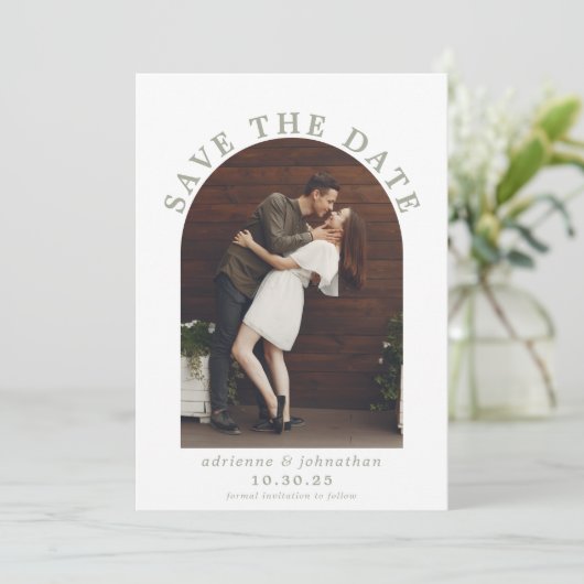 Moderne Sage Green Boho Arch Foto Hochzeit Save The Date (Stehend Vorderseite)