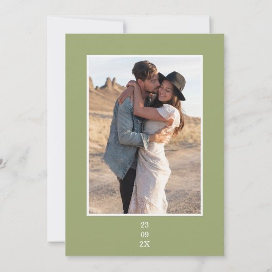 Moderne Sage Green Date Line Foto Blumenhochzeit Einladung (Rückseite)