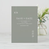 Moderne Sage Green Elegant Monogram Wedding Save The Date (Stehend Vorderseite)