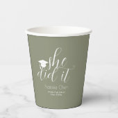 Moderne Sage Green Elegante Schriftartes Grad Part Pappbecher (Vorderseite)