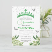 moderne Sage Green Floral Butterfliegen Quinceañer Einladung (Stehend Vorderseite)