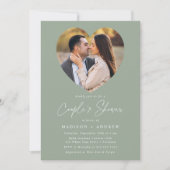 Moderne Sage Green Heart Foto Couple Dusche Einladung (Vorderseite)