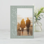 Moderne Sage Green Script Foto Hochzeit Save The Date (Stehend Vorderseite)