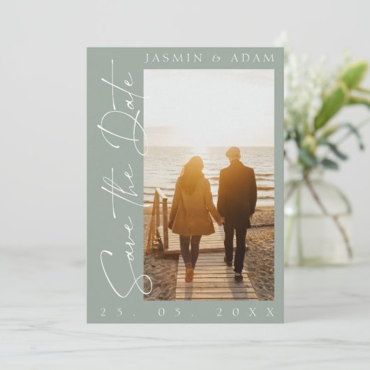 Moderne Sage Green Script Foto Hochzeit Save The Date (Stehend Vorderseite)