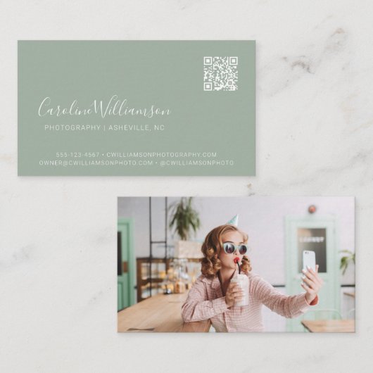 Moderne Sage Green Script Foto QR Code Trendy Visitenkarte (Vorne/Hinten)