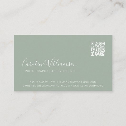 Moderne Sage Green Script Foto QR Code Trendy Visitenkarte (Vorderseite)
