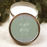 Moderne Sage Green Silver Glitzer Edge Wedding Runder Aufkleber<br><div class="desc">Dieser elegante,  moderne Hochzeitsaufkleber zeichnet sich durch ein Imitat silberner Glitzer-Design am oberen und unteren Rand aus. Passen Sie den weißen Text einfach auf einem schlauen grünen Hintergrund an,  mit den Namen des Paares in handschriftlicher Kalligraphie über einen großen Ampersand.</div>