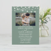 Moderne Sage Green String Lights Foto Hochzeit Einladung (Stehend Vorderseite)