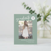 Moderne Sage Green Uni High School Grad Foto Postkarte (Stehend Vorderseite)