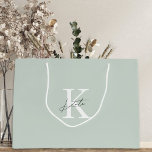 Moderne Sage Monogram Bridesmaid Vorschlag Geschen Große Geschenktüte<br><div class="desc">Hochzeitsgeschenk- und Brautparty-Geschenktasche mit klassisch modernem Monogramm mit individuellem Original und Namen.</div>