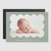 Moderne Sage Scalloped Foto Geburtsankündigung Magnetkarte (Vorne/Hinten)