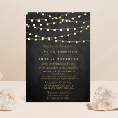 Moderne Saitenleuchten auf Chalkboard Hochzeit Rea Folieneinladung