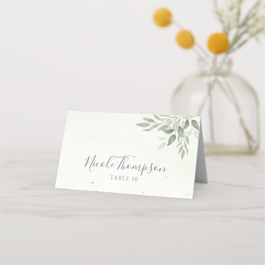 Moderne Salbei-Grünpflanzen gefaltete Hochzeitspla Platzkarte (Vorderseite)