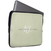 Moderne Salbeigrün Weiße Schrift Monogramm Laptopschutzhülle (Vorne Rechts)
