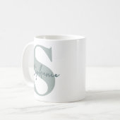 Moderne Salbeigrüne Anfangsbuchstabe Brautjungfer  Kaffeetasse (Vorderseite Links)