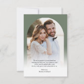 Moderne Salbeigrüne Bogen-Foto-Collage-Hochzeit Dankeskarte (Rückseite)