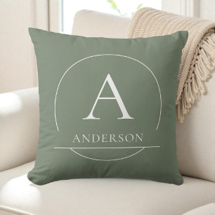 Moderne Salbeigrüne einfache Familienname Monogram Kissen