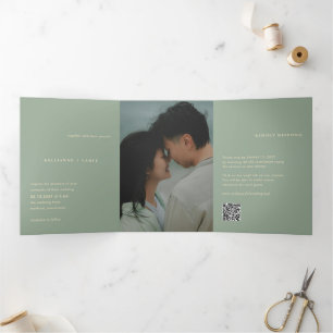Moderne Salbeigrüne Einfache Foto QR Code Hochzeit Dreifach Gefaltete Einladung