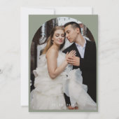 Moderne Salbeigrüne Foto-Hochzeit Einladung (Rückseite)
