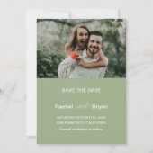 Moderne Salbeigrüne Foto-Hochzeit Save The Date (Vorderseite)