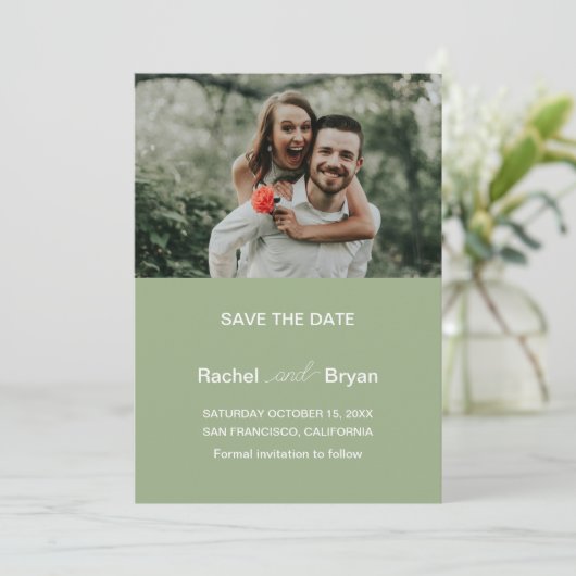 Moderne Salbeigrüne Foto-Hochzeit Save The Date (Stehend Vorderseite)