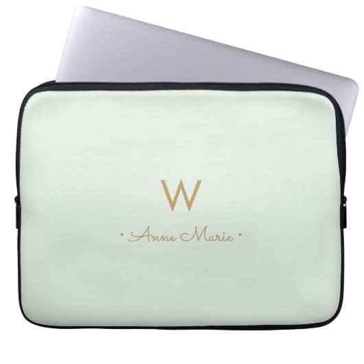 Moderne Salbeigrüne Gold-Schrift-Monogramm Laptopschutzhülle (Vorderseite)