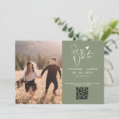 Moderne Salbeigrüne Kalligrafie Foto QR Code Save The Date (Stehend Vorderseite)