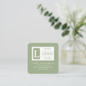 Moderne Salbeigrüne QR-Code Minimalistisches benut Quadratische Visitenkarte (Stehend Vorderseite)