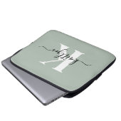 Moderne Salbeigrüne Script-Monogramm Laptopschutzhülle (Vorne Knopf)