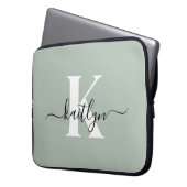 Moderne Salbeigrüne Script-Monogramm Laptopschutzhülle (Vorderseite Links)