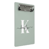Moderne Salbeigrüne Script-Monogramm Mini Klemmbrett (Schrägansicht)
