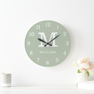 Moderne Salbeigrüne und Weiße Monogramm-Familienna Große Wanduhr