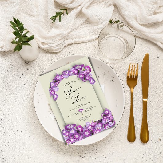 Moderne Satin Linen Lila Lilac Arc Floral Wedding Einladung