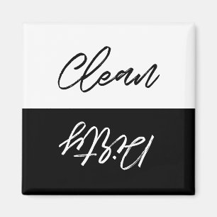 Moderne saubere oder saubere Geschirrspülmaschine Magnet