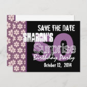 Moderne Save the Date Überraschung 50. Lila Schwar Ankündigungspostkarte (Vorne/Hinten)