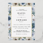 Moderne schicke Hochzeit mit blauer Flora Folieneinladung (Vorderseite)
