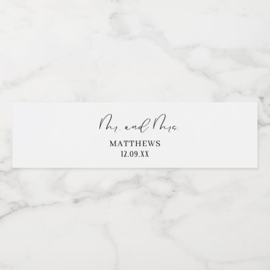 Moderne schicke schwarze Kalligraphieschrift Mr. a Wasserflaschenetikett (Einzelnes Label)