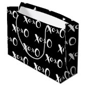 Moderne schicke Schwarzweiss-XOXO große Große Geschenktüte (Rückseite Schrägansicht)