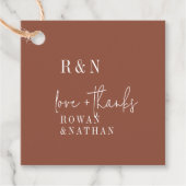 Moderne schicke Terracotta Rost Monogram Wedding Geschenkanhänger (Vorderseite)