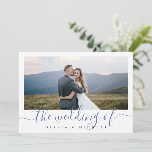 Moderne, schlichte Foto-Hochzeit Einladung (Stehend Vorderseite)