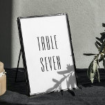 Moderne, schlichte Hochzeit in Schwarz-Weiß Tischnummer<br><div class="desc">Schwarz-Weiß-schlichte moderne minimalistische Typografie Hochzeit Tischnummer. Geeignet zum Geburtstag,  Jubiläum und jedes andere Party.</div>