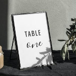 Moderne schlichte, minimalistische Typografie Hoch Tischnummer<br><div class="desc">Schwarz-Weiß-schlichte Typografie Hochzeit Tischnummer. Geeignet für ein minimalistisches,  modernes Hochzeitsthema. Bitte kontaktieren Sie mich,  wenn Sie weitere Informationen benötigen.</div>