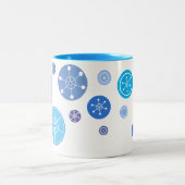 Moderne Schneeflocken lassen den Schnee ersticken Zweifarbige Tasse (Mittel)