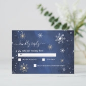 Moderne Schneeflocken Winter Navy und Gold RSVP Karte (Stehend Vorderseite)